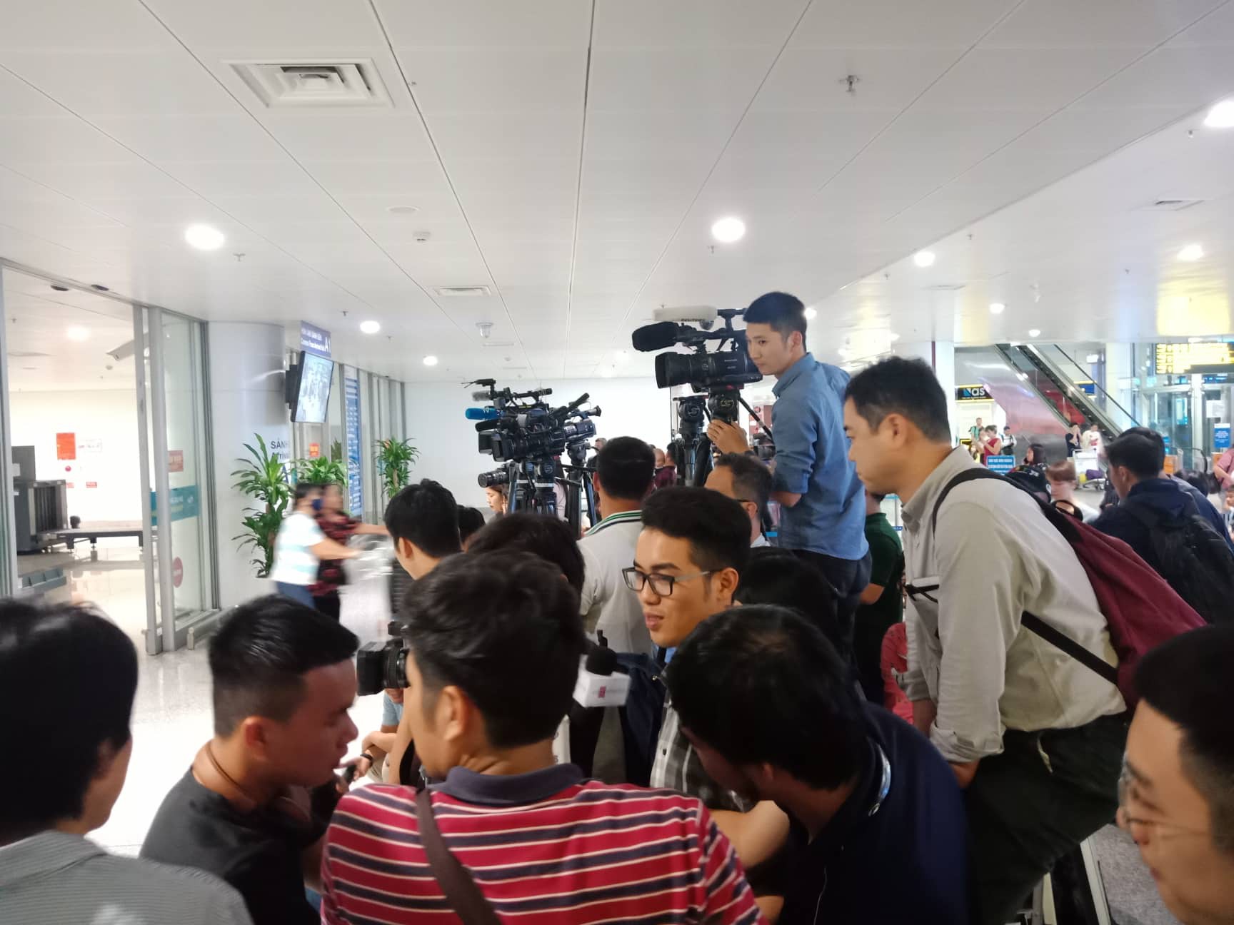 Đo&agrave;n Thị Hương rạng rỡ xuất hiện tại s&acirc;n bay Nội B&agrave;i - Ảnh 9.