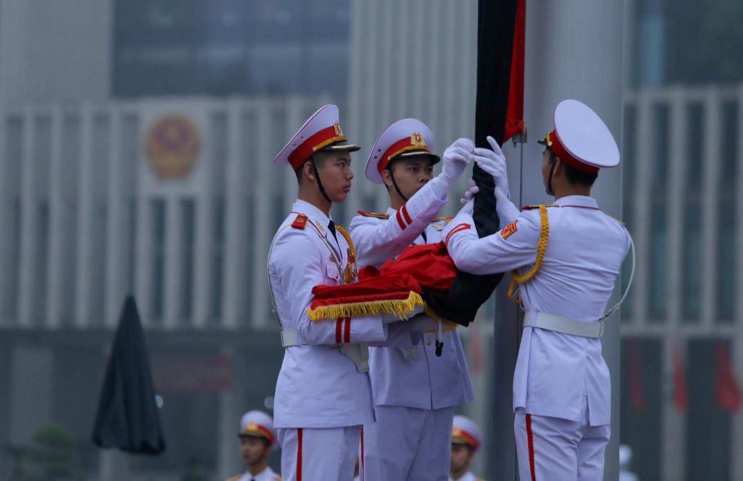 To&agrave;n cảnh Lễ treo cờ rủ Quốc tang nguy&ecirc;n Chủ tịch nước L&ecirc; Đức Anh trong mưa - Ảnh 15.