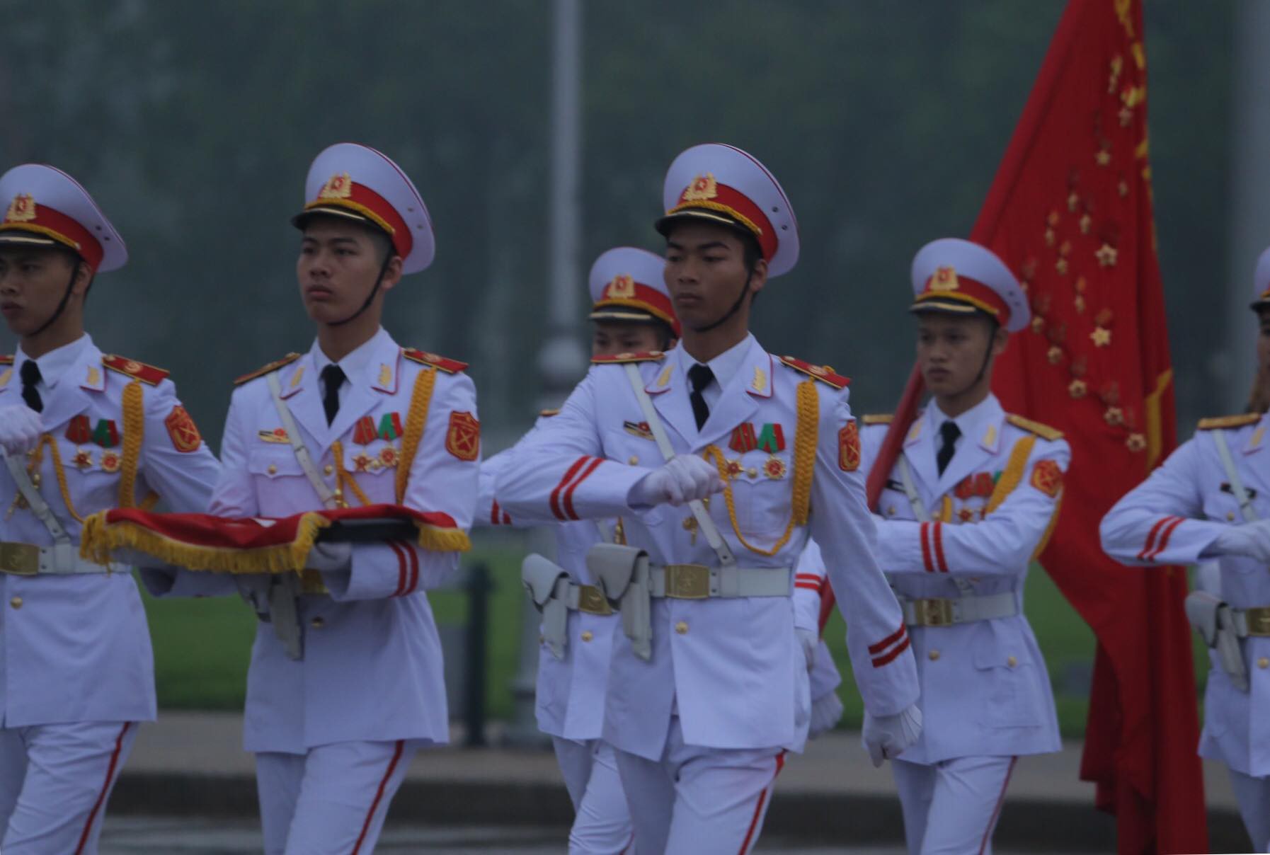 To&agrave;n cảnh Lễ treo cờ rủ Quốc tang nguy&ecirc;n Chủ tịch nước L&ecirc; Đức Anh trong mưa - Ảnh 26.