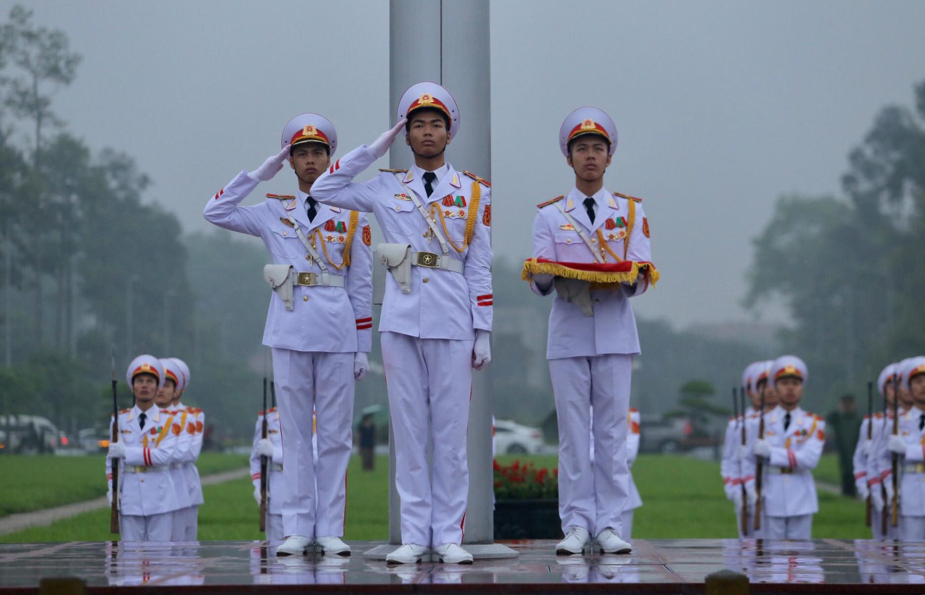 To&agrave;n cảnh Lễ treo cờ rủ Quốc tang nguy&ecirc;n Chủ tịch nước L&ecirc; Đức Anh trong mưa - Ảnh 17.