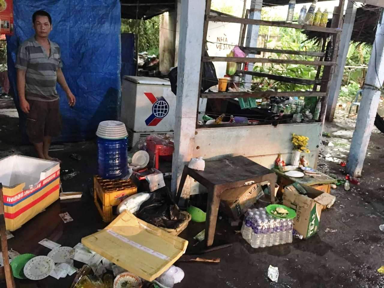 Vụ đập ph&aacute; qu&aacute;n bị tố &ldquo;chặt ch&eacute;m&rdquo;: Chuyển hồ sơ cho c&ocirc;ng an huyện - Ảnh 2.