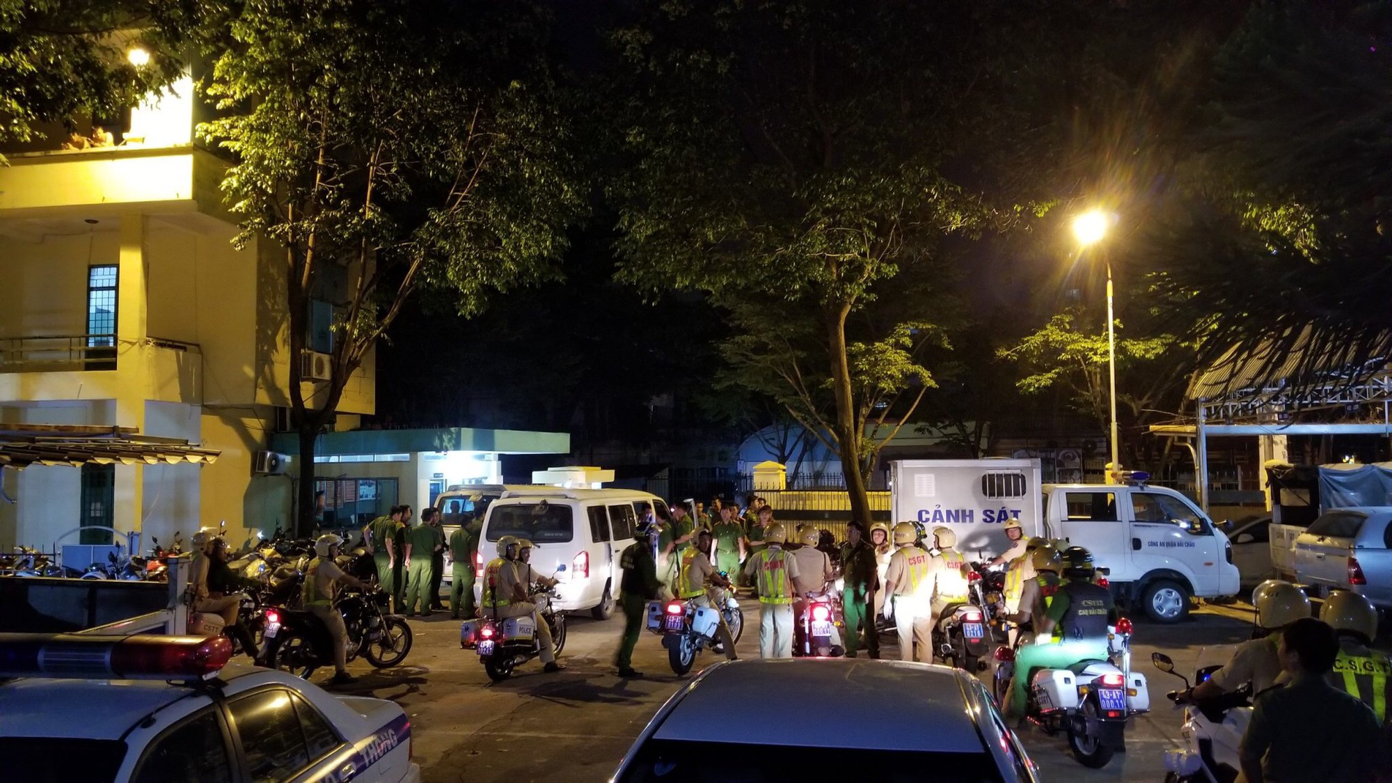 Công an kiểm tra quán bar, phát hiện 80 người phê ma túy - Ảnh 2.