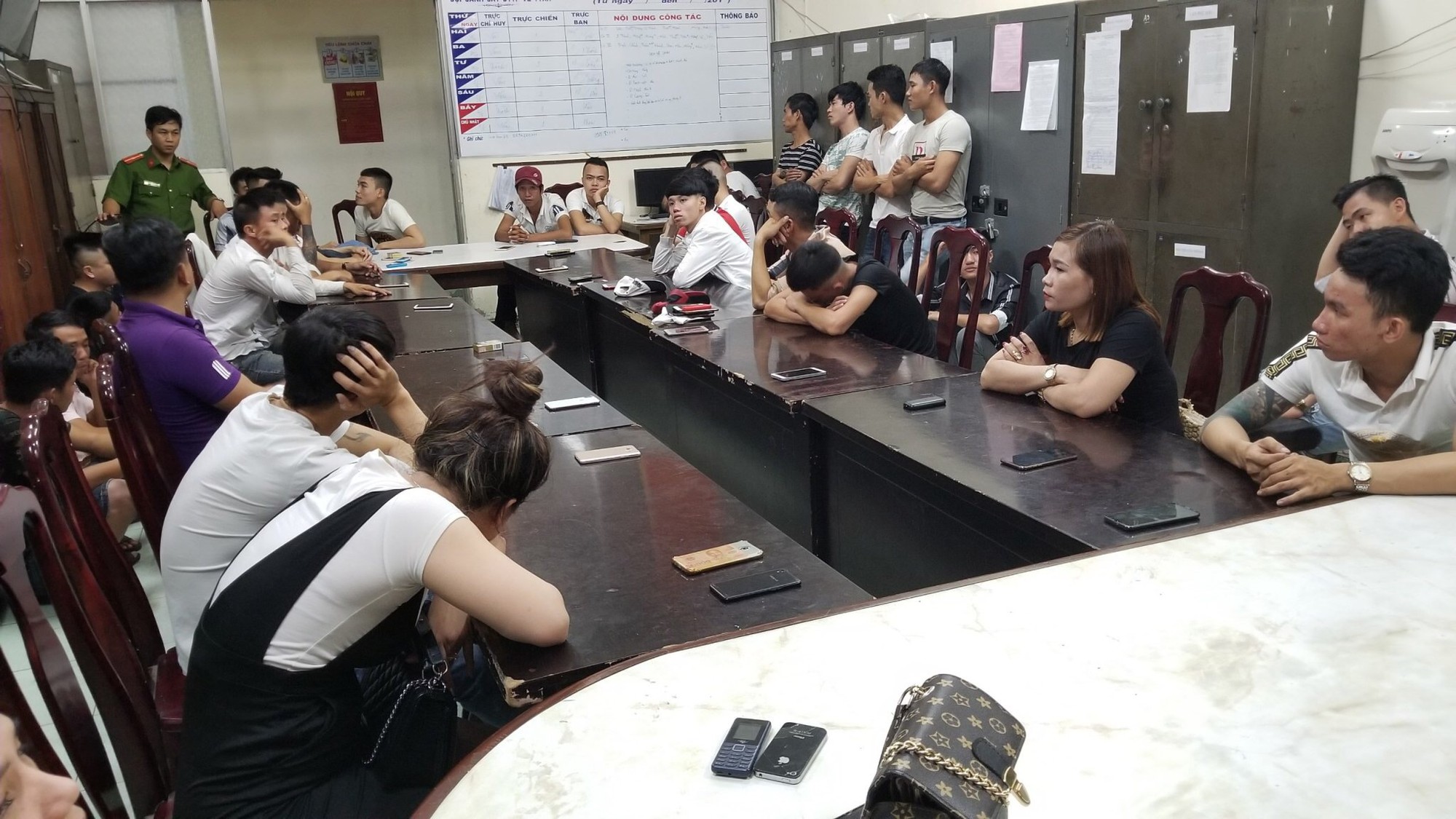 Công an kiểm tra quán bar, phát hiện 80 người phê ma túy - Ảnh 4.
