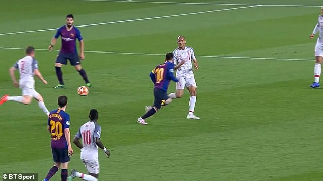 Báo chí Anh "tố" Messi chơi bẩn trước siêu phẩm đá phạt