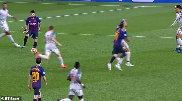 Báo chí Anh tố Messi chơi bẩn trước siêu phẩm đá phạt - Ảnh 6.