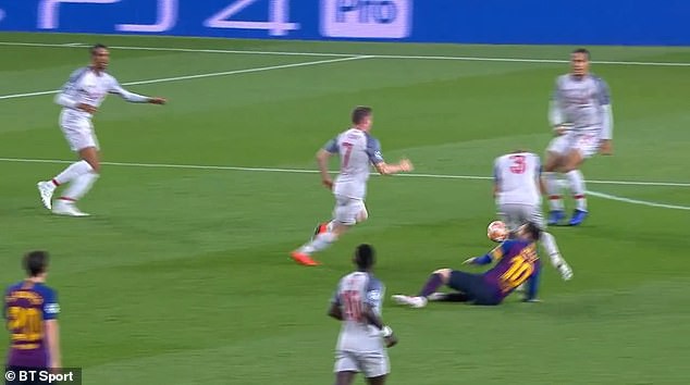 Báo chí Anh tố Messi chơi bẩn trước siêu phẩm đá phạt - Ảnh 7.