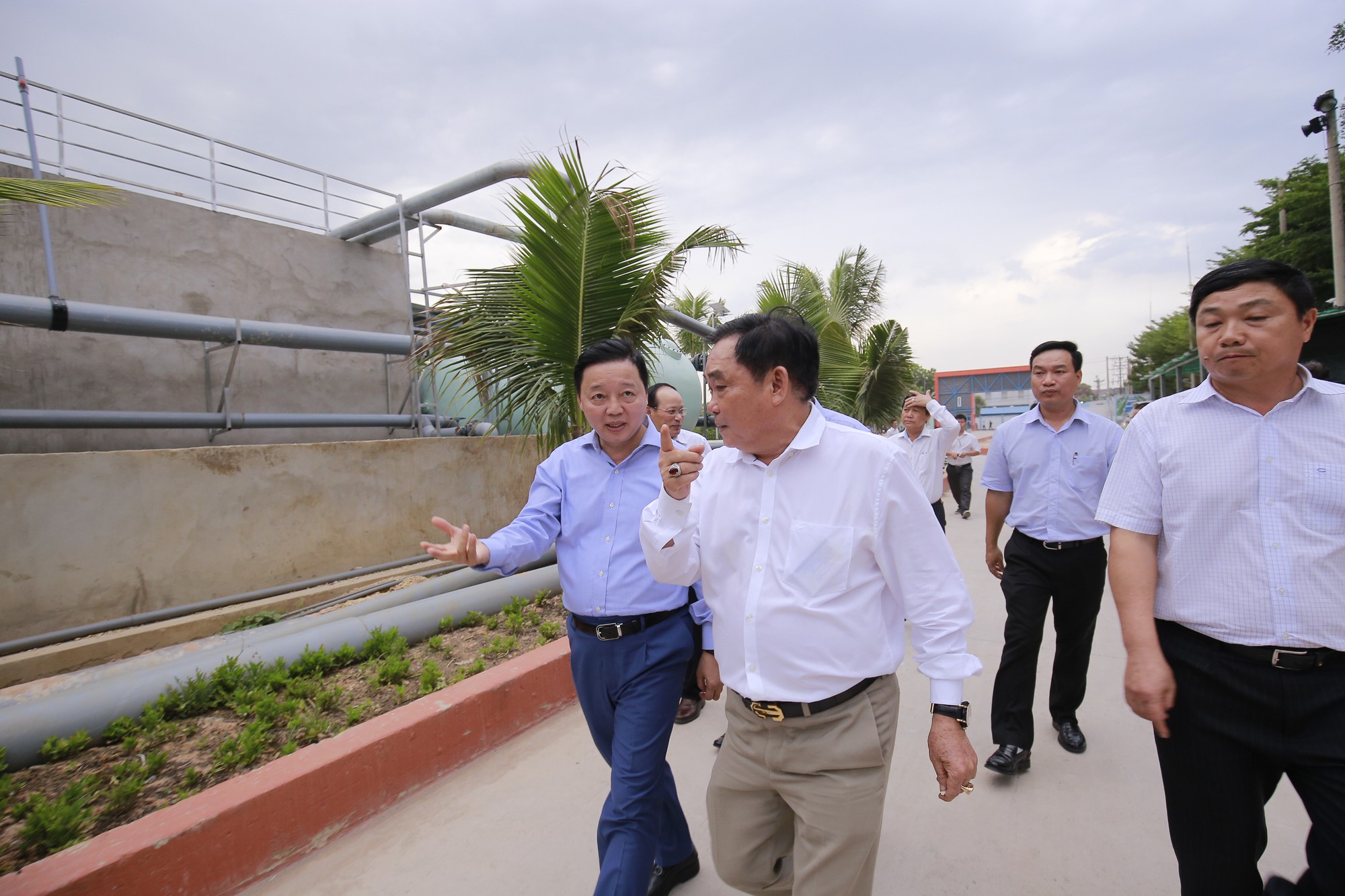 Ông Dũng lò vôi uống nước thải đã xử lý trước mặt Bộ trưởng TN-MT - Ảnh 4.