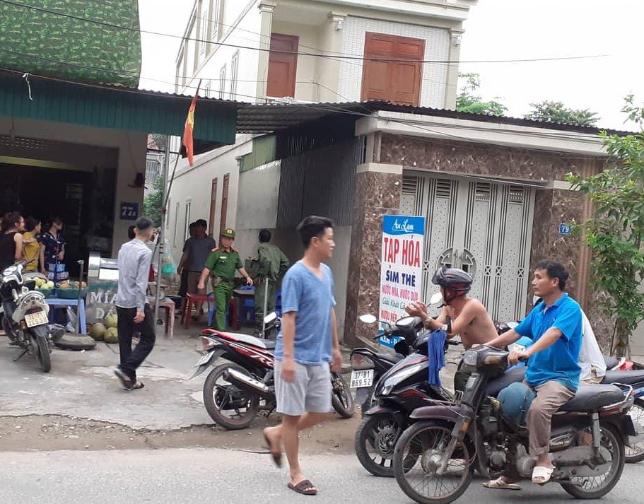 Chủ quán thịt chó nghi "ngáo đá", trèo lên tầng 2 ôm con gà nhảy múa
