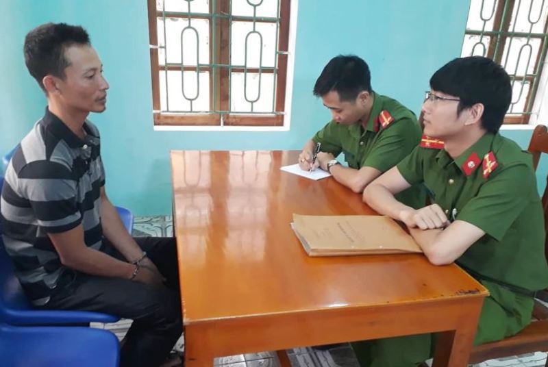 Đi uống rượu về, v&aacute;c dao sang nh&agrave; h&agrave;ng x&oacute;m chặt ph&aacute; 139 c&acirc;y xoan - Ảnh 1.