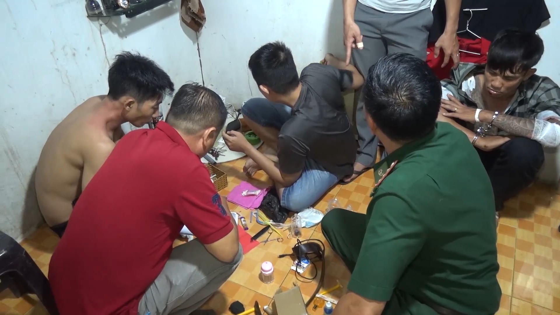 Triệt phá đường dây bán ma túy, thu giữ dao rựa, bình xịt hơi cay