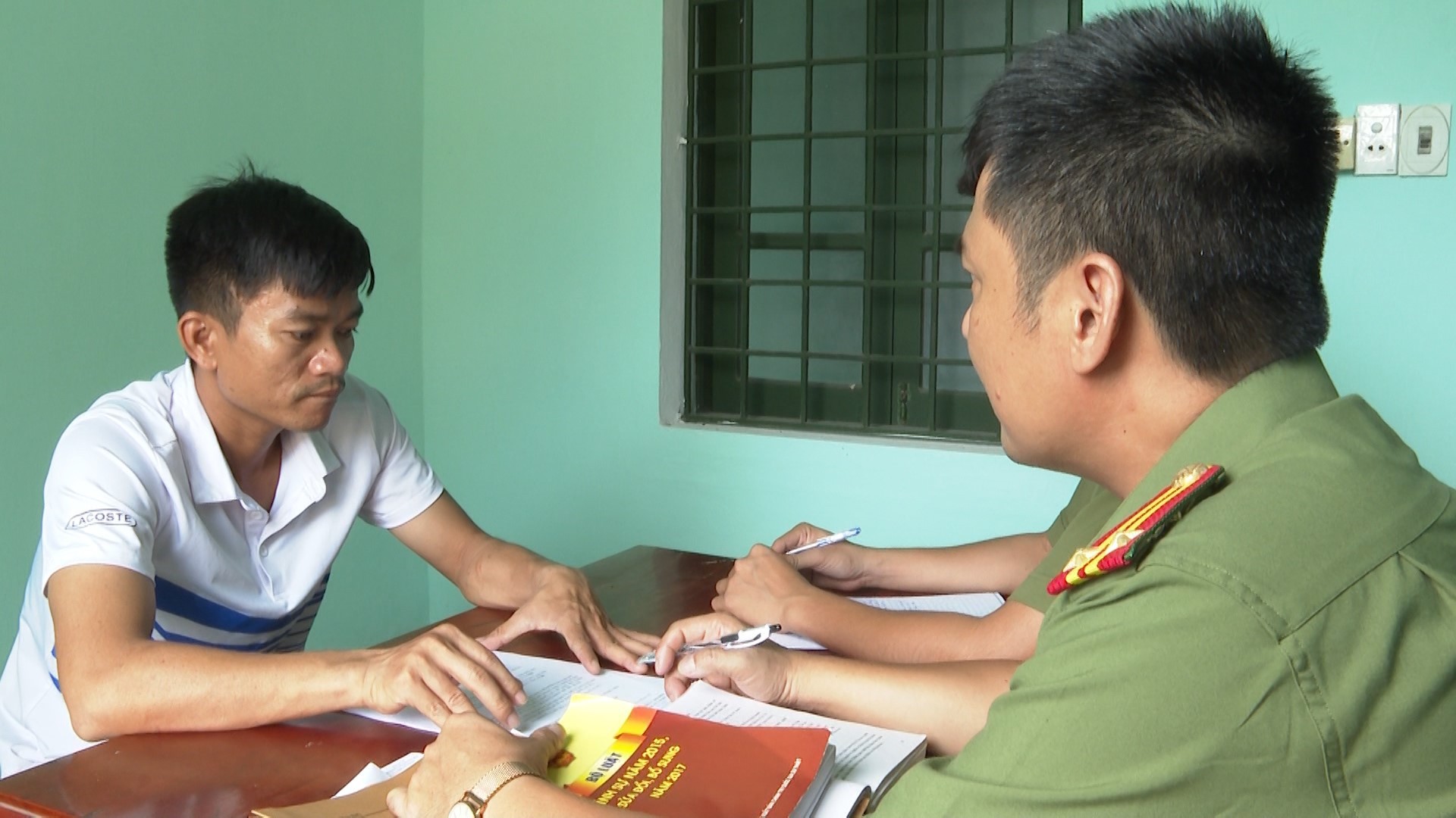 Buôn lậu phụ tùng xe máy từ Lào về Việt Nam - Ảnh 2.