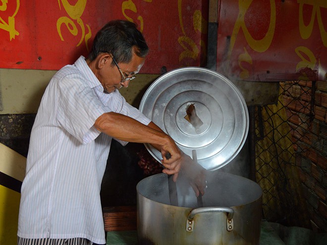 Về miền T&acirc;y ăn b&aacute;nh tằm ngũ sắc - Ảnh 1.