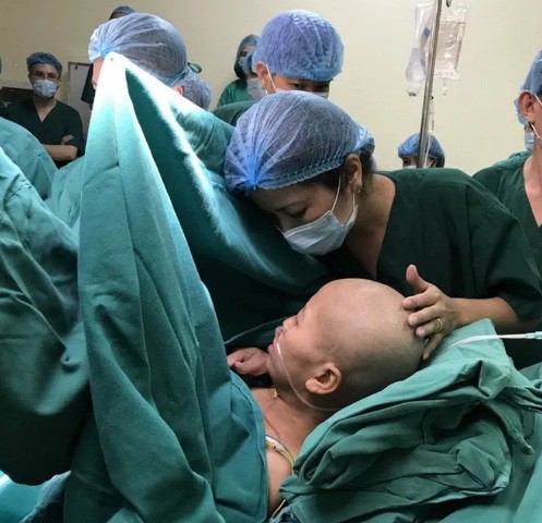 Bác sĩ dốc sức cứu chữa người mẹ ung thư vú để mẹ được ôm con vào lòng - Ảnh 1.