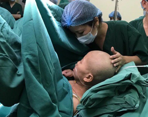 Bác sĩ dốc sức cứu chữa người mẹ ung thư vú để mẹ được ôm con vào lòng