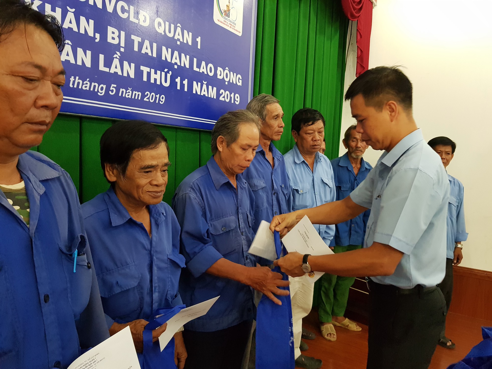 Động vi&ecirc;n đo&agrave;n vi&ecirc;n kh&oacute; khăn, bị tai nạn lao động - Ảnh 1.
