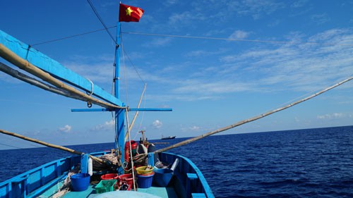 Một triệu lá cờ Tổ quốc cùng ngư dân bám biển: Thiêng liêng cờ đỏ sao vàng giữa biển