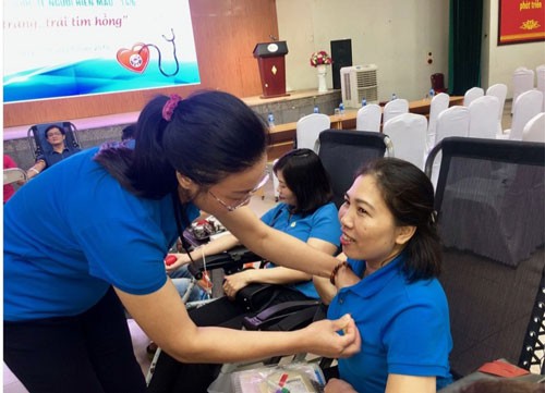 Cán bộ y tế tham gia hiến máu cứu người - Ảnh 1.
