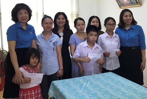 Khánh Hòa: Tặng quà cho thiếu nhi bị dị tật