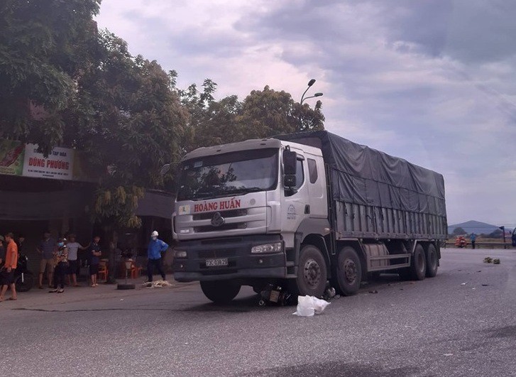 Bị xe tải cuốn vào gầm, mẹ và con gái 8 tuổi chết thảm