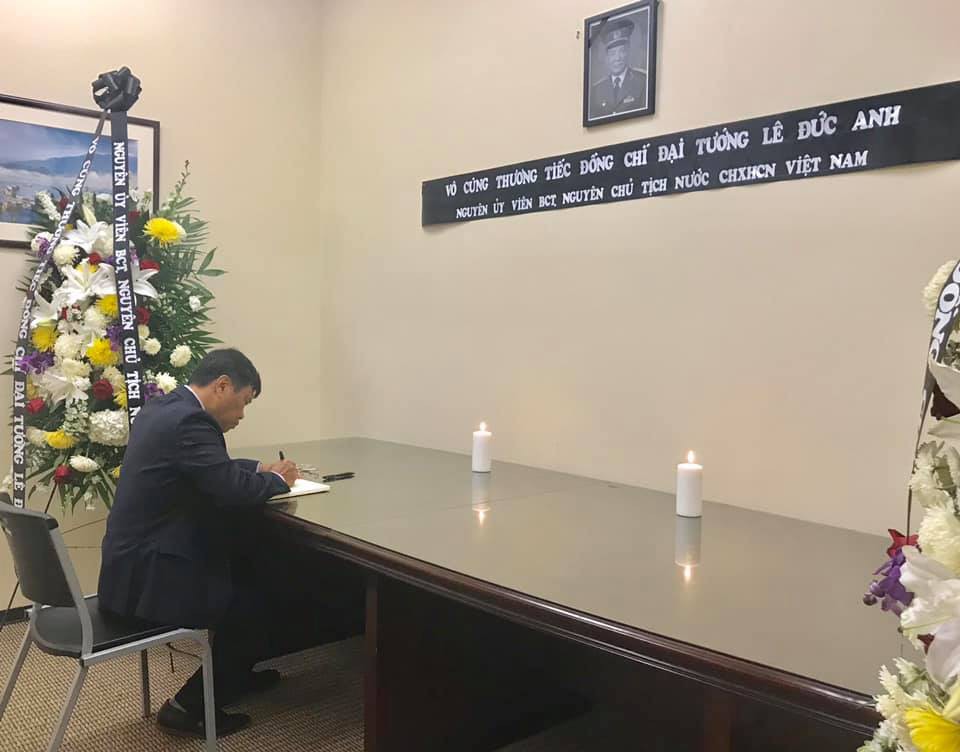 L&atilde;nh đạo, đại diện ngoại giao viếng nguy&ecirc;n Chủ tịch nước L&ecirc; Đức Anh ở nước ngo&agrave;i - Ảnh 7.