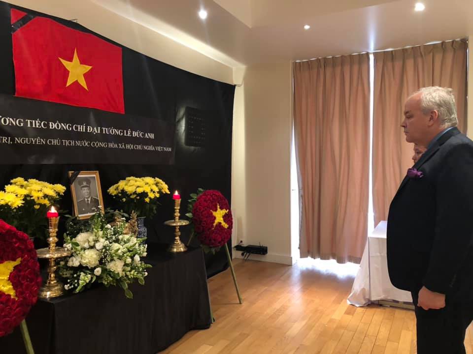L&atilde;nh đạo, đại diện ngoại giao viếng nguy&ecirc;n Chủ tịch nước L&ecirc; Đức Anh ở nước ngo&agrave;i - Ảnh 4.