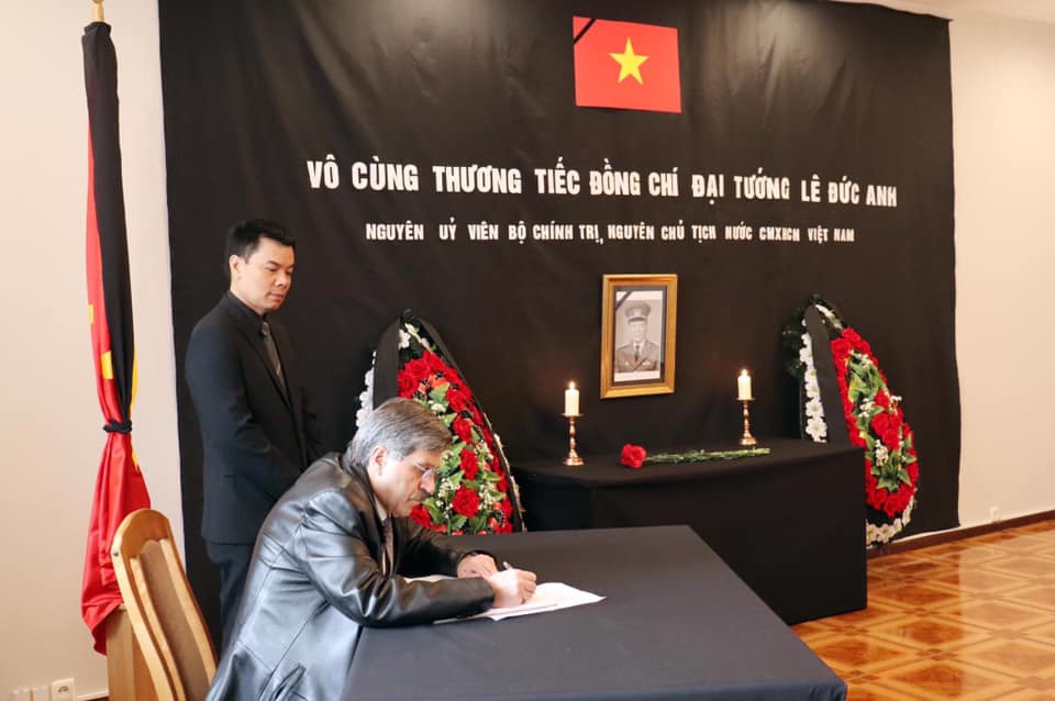 L&atilde;nh đạo, đại diện ngoại giao viếng nguy&ecirc;n Chủ tịch nước L&ecirc; Đức Anh ở nước ngo&agrave;i - Ảnh 9.