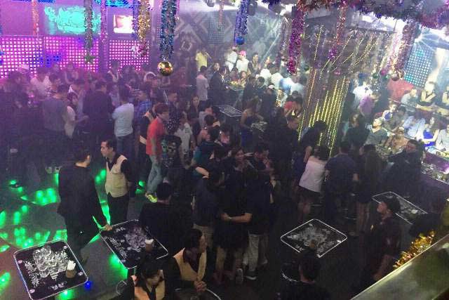 2 nhóm thanh niên mang súng, dao, kiếm hỗn chiến vì nữ nhân viên quán bar