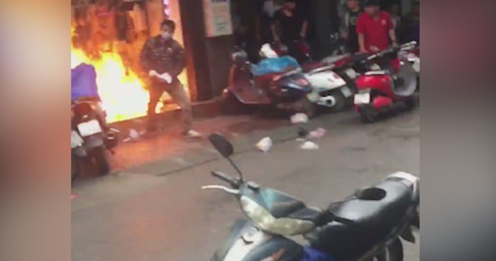 Bịt mặt đổ xăng đốt cửa hàng quần áo trị giá 500 triệu đồng của "vợ hờ" cho hả giận