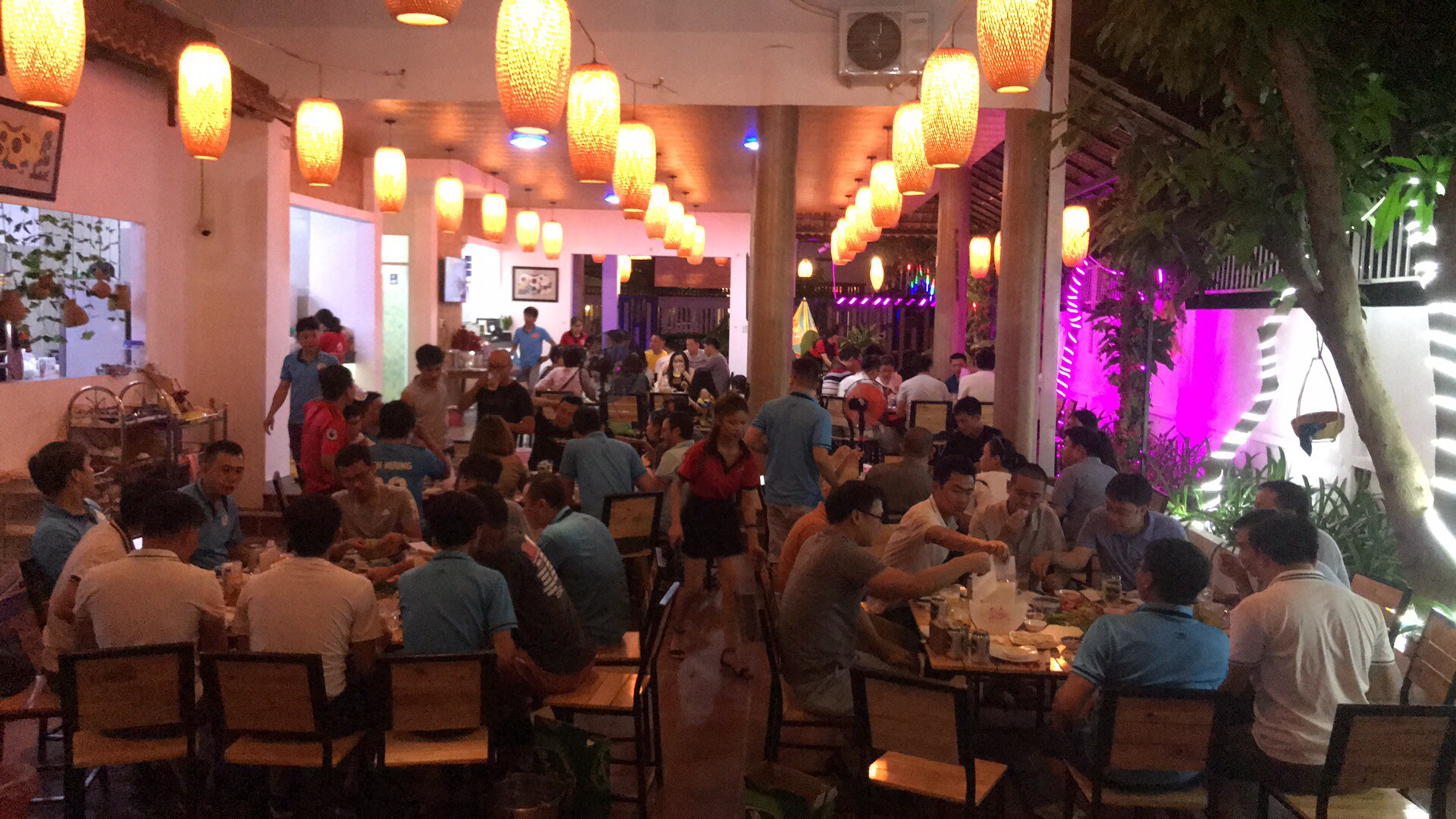 B&aacute;nh tr&aacute;ng cuốn thịt heo 2 đầu da, phong vị lạ ở phố biển Nha Trang - Ảnh 3.