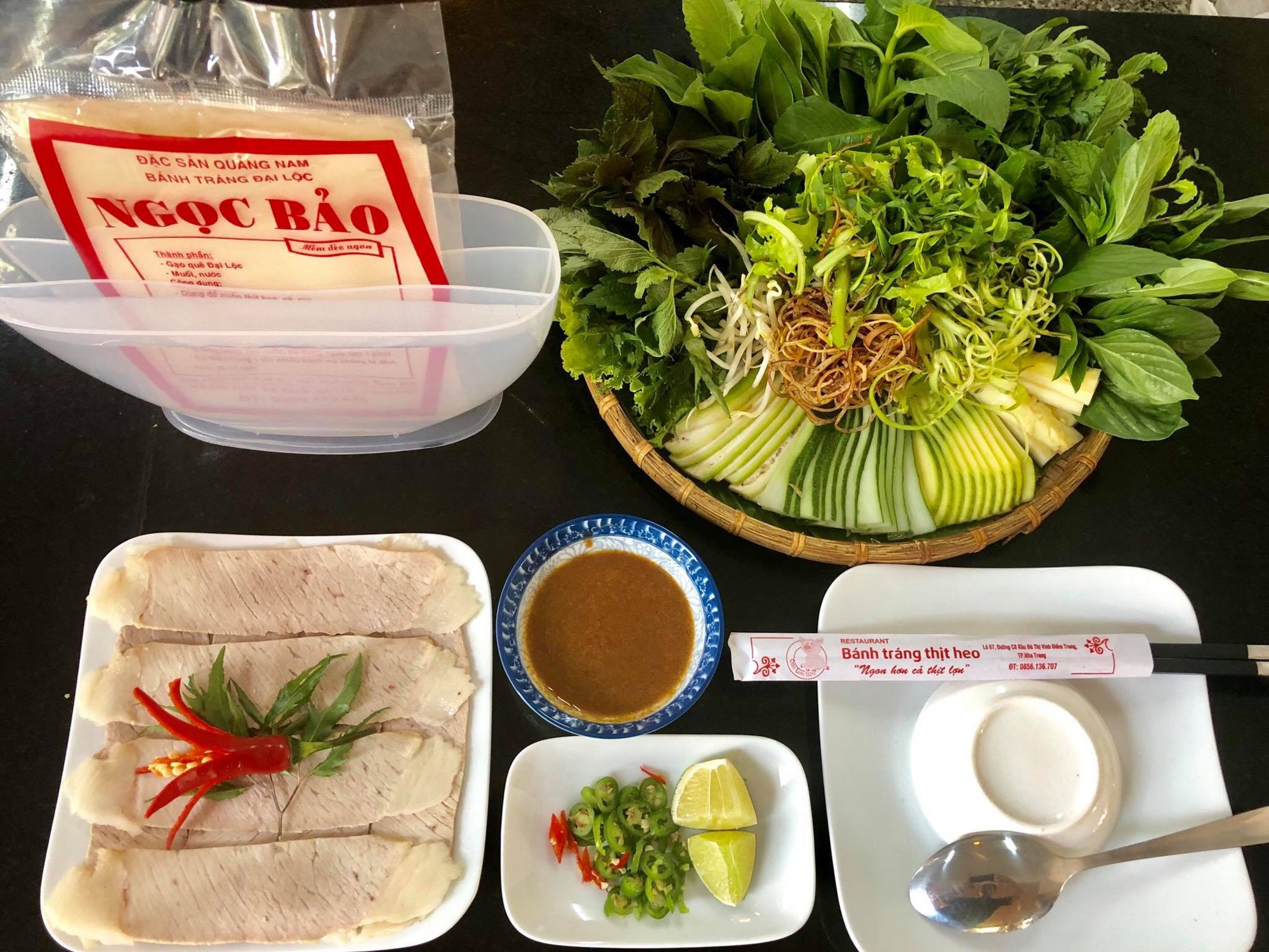 B&aacute;nh tr&aacute;ng cuốn thịt heo 2 đầu da, phong vị lạ ở phố biển Nha Trang - Ảnh 2.
