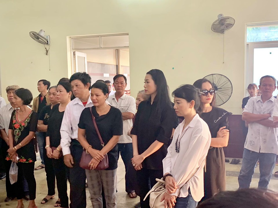 Chùm ảnh: Đồng nghiệp xót xa tiễn biệt nghệ sĩ Lê Bình - Ảnh 11.