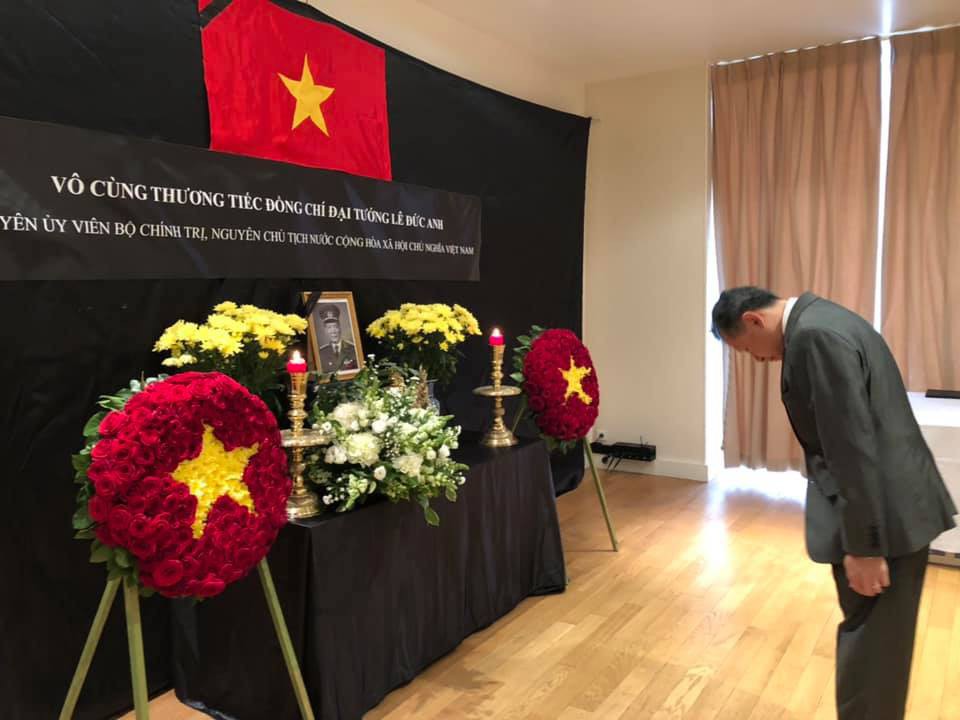 Lãnh đạo, đại diện ngoại giao viếng nguyên Chủ tịch nước Lê Đức Anh ở nước ngoài