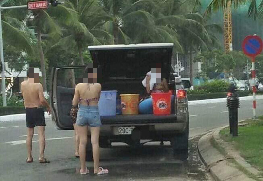 Vô tư biến ôtô thành phòng tắm di động giữa đường phố Đà Nẵng