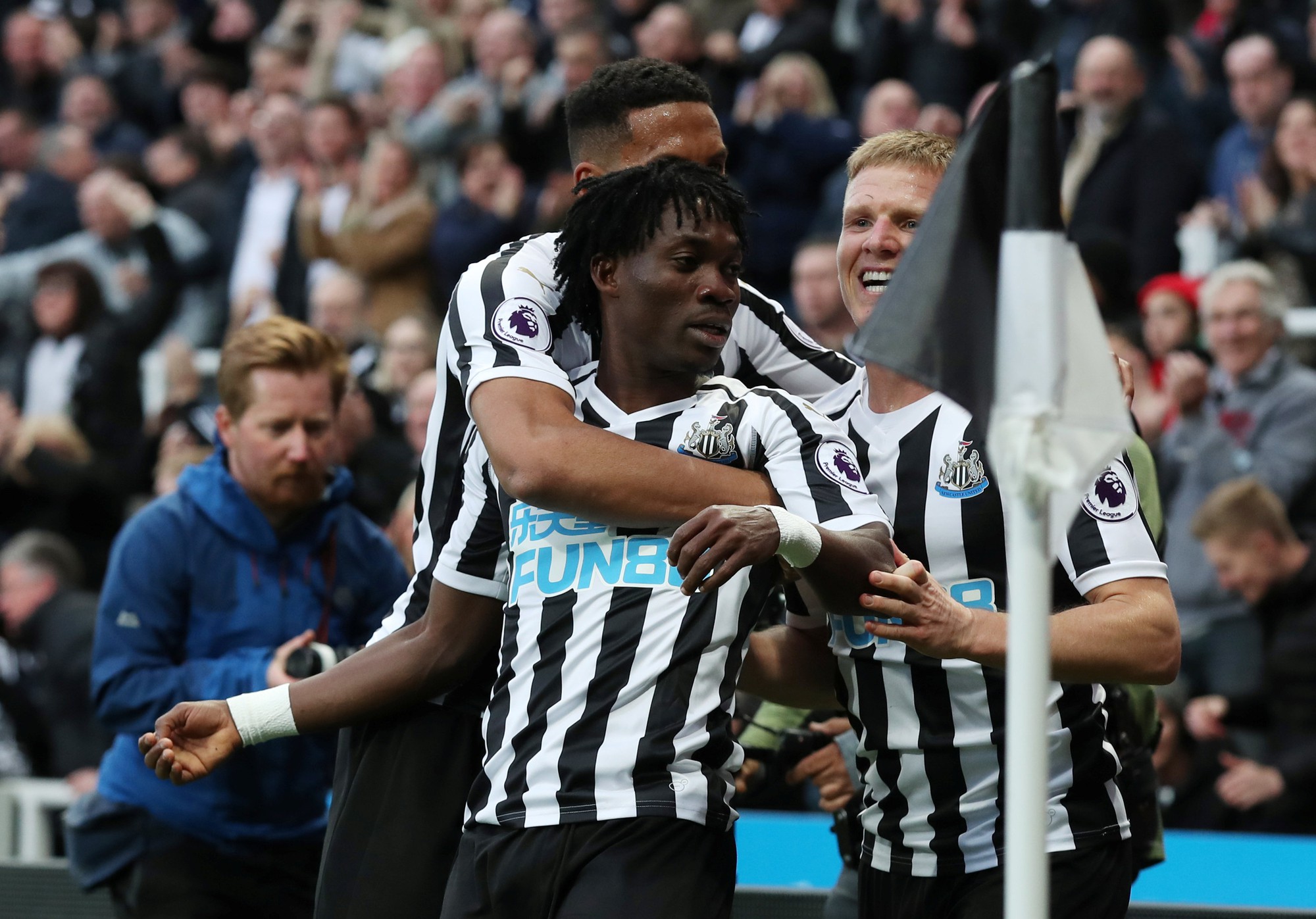 Sóng gió St. James Park, Liverpool tái chiếm ngôi số 1 nước Anh - Ảnh 5.