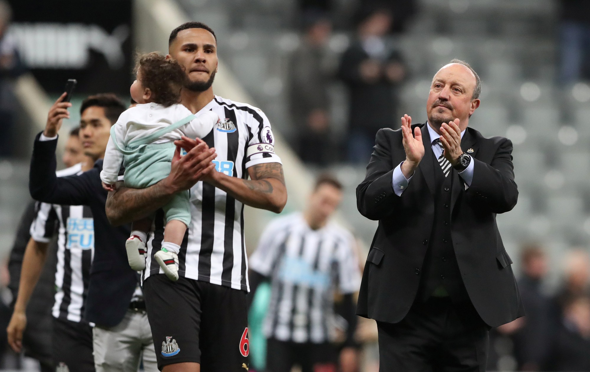 Sóng gió St. James Park, Liverpool tái chiếm ngôi số 1 nước Anh - Ảnh 2.