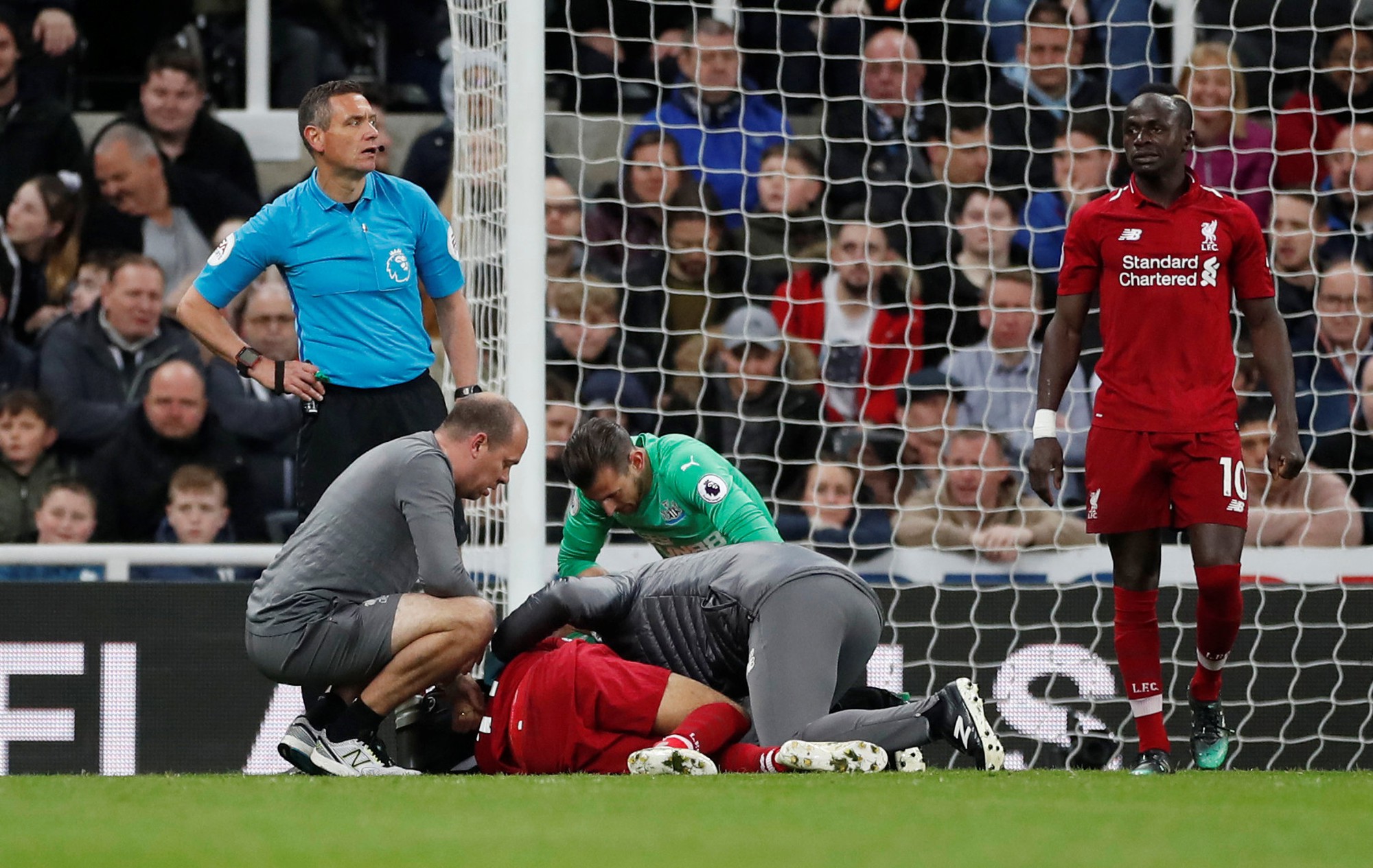 Sóng gió St. James Park, Liverpool tái chiếm ngôi số 1 nước Anh - Ảnh 7.