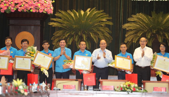Thủ tướng gặp gỡ c&ocirc;ng nh&acirc;n lao động kỹ thuật cao: 43 kiến nghị rất nặng k&yacute;! - Ảnh 10.