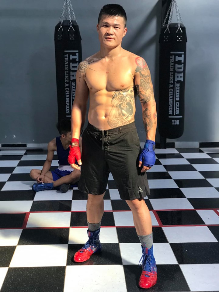 Nam vương boxing Việt mệt mỏi chờ đấu với v&otilde; sư Flores - Ảnh 1.
