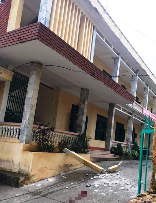 Cột bê tông bất ngờ rơi từ tầng 2 xuống sân trường, 2 học sinh nhập viện cấp cứu - Ảnh 1.
