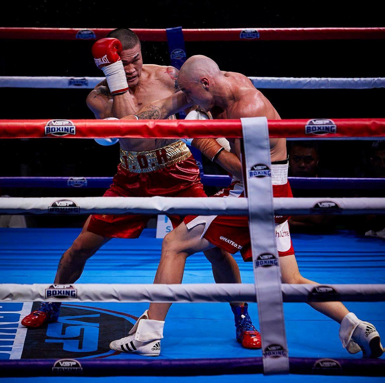 "Nam vương" boxing Việt mệt mỏi chờ đấu với võ sư Flores