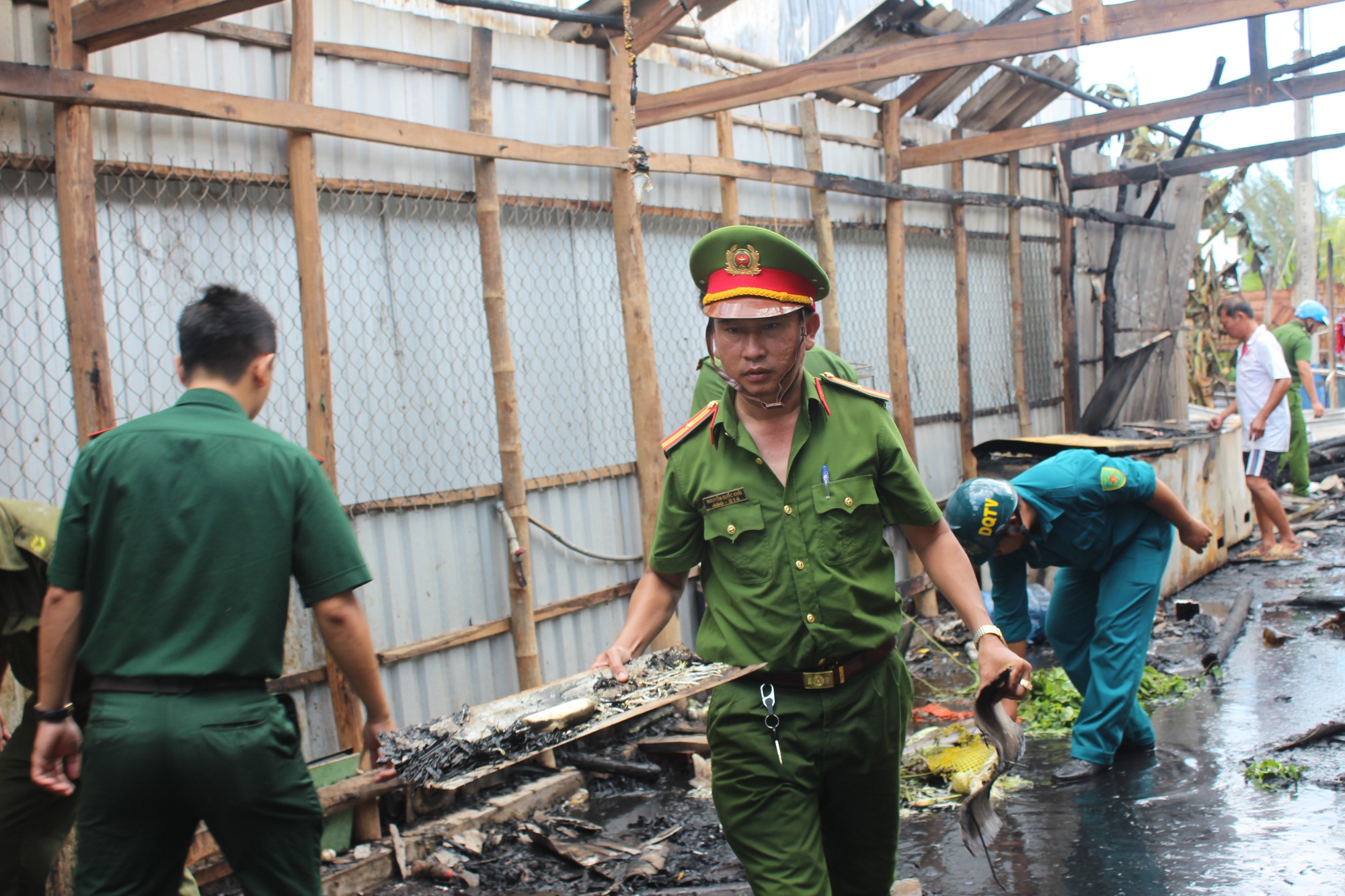 Nổ b&igrave;nh gas, qu&aacute;n nhậu tr&acirc;u hầm sả ra tro - Ảnh 1.