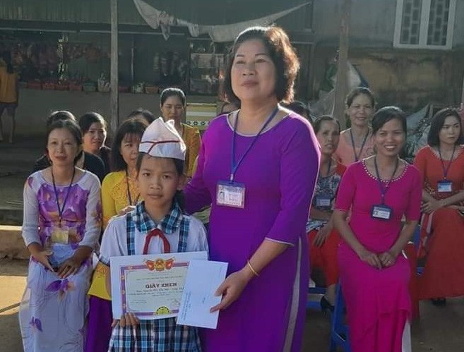 Khen thưởng học sinh trả lại vàng nhặt được trước cổng trường
