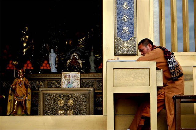 Ngỡ ngàng ngôi đền nặng 100 tấn nằm cheo leo giữa 2 đỉnh núi - Ảnh 5.