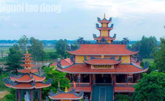 Chiêm ngưỡng ngôi chùa vùng biên giới có tượng Phật cao nhất miền Tây