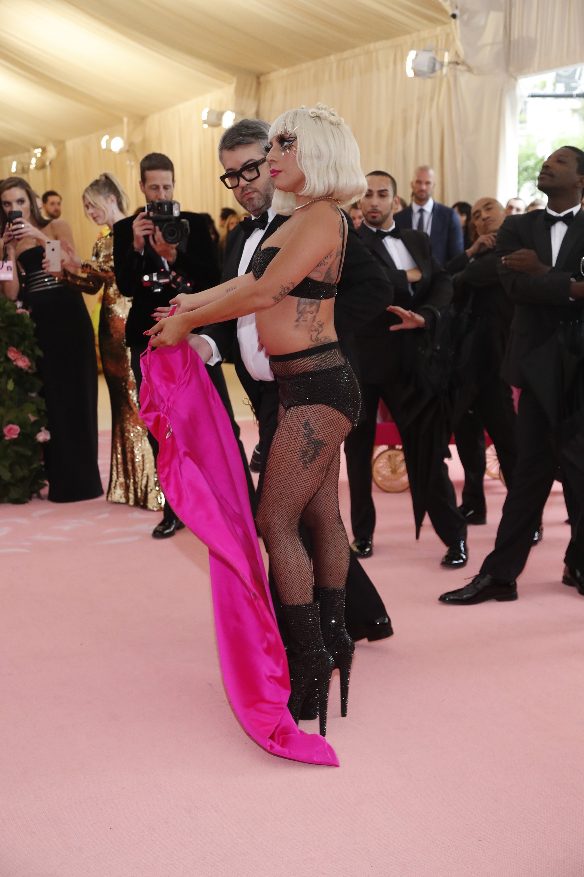 Lady Gaga khoe nội y, Katy Perry hóa đèn chùm - Ảnh 8.