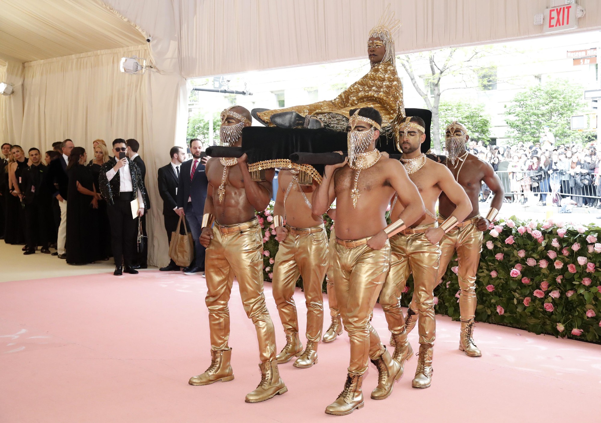 Lady Gaga khoe nội y, Katy Perry hóa đèn chùm - Ảnh 12.