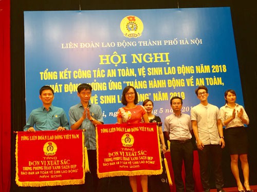 Hà Nội: Tặng quà cho công nhân bị tai nạn lao động