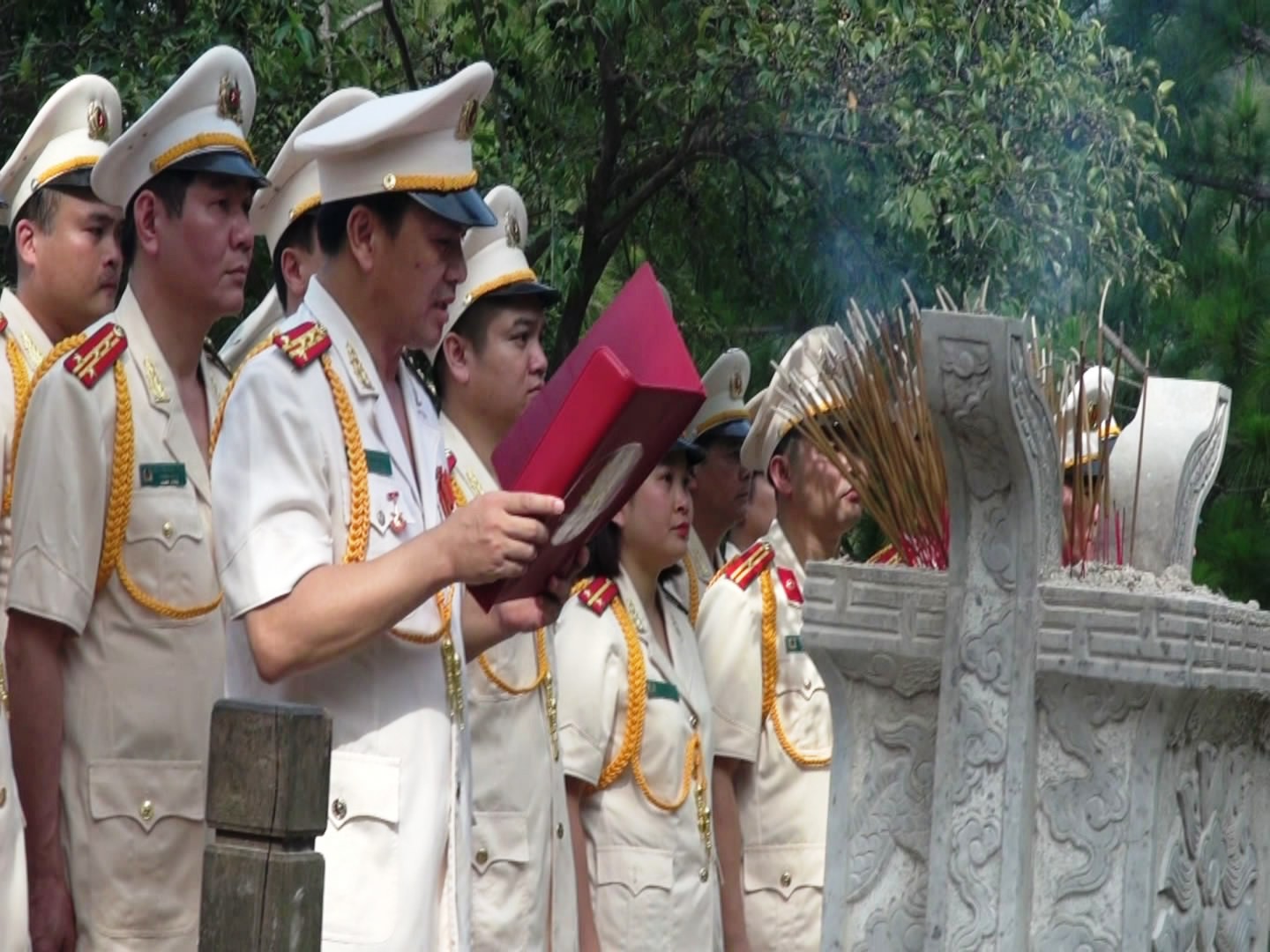 Dòng người xúc động viếng mộ Đại tướng Võ Nguyên Giáp ngày 7-5