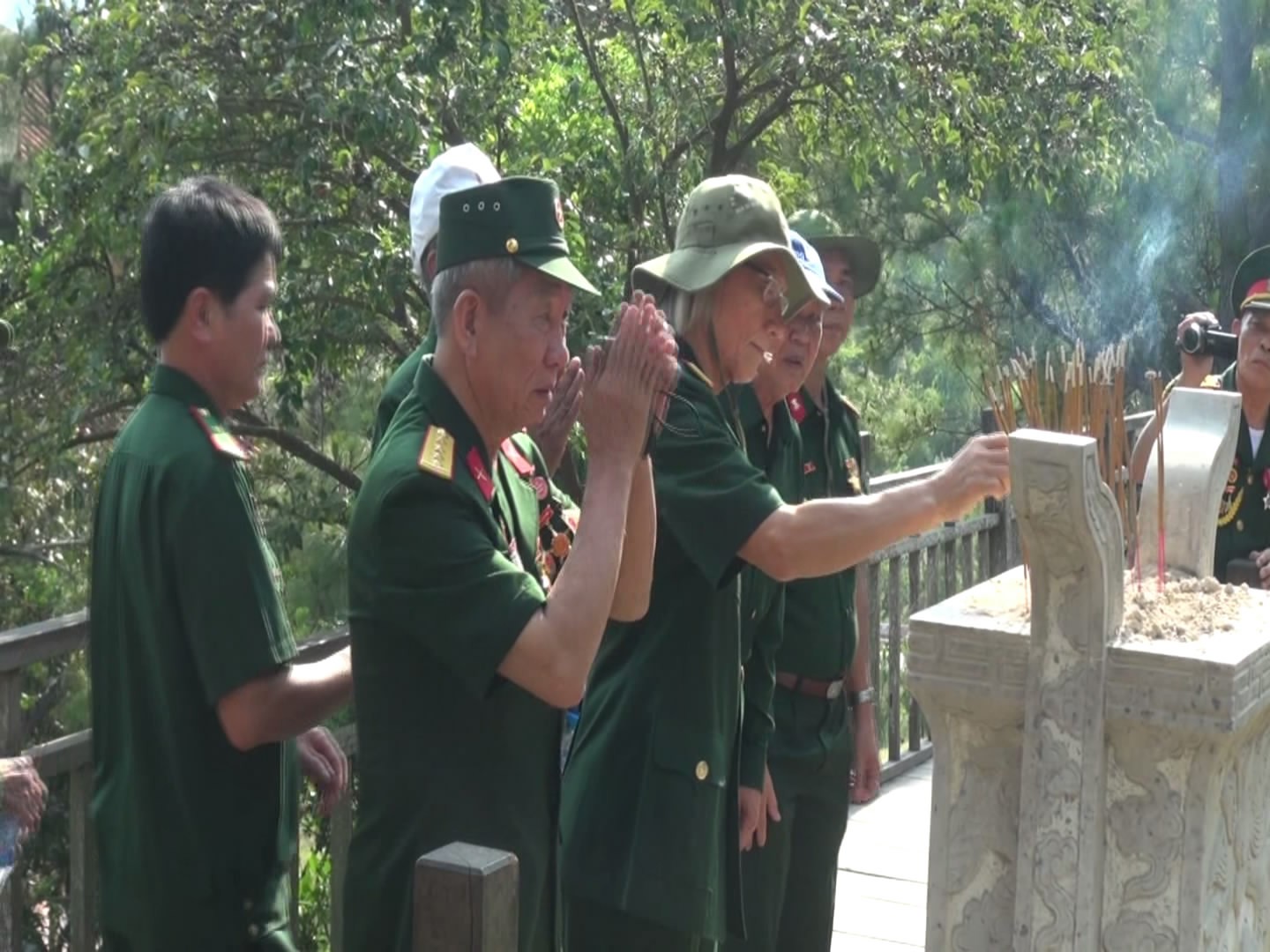 Dòng người xúc động viếng mộ Đại tướng Võ Nguyên Giáp ngày 7-5 - Ảnh 3.