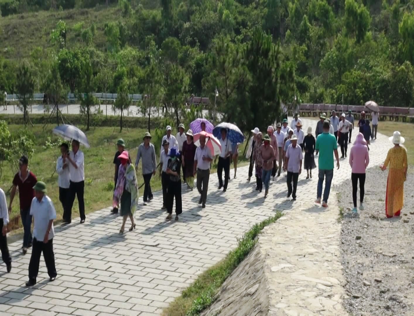 Dòng người xúc động viếng mộ Đại tướng Võ Nguyên Giáp ngày 7-5 - Ảnh 4.